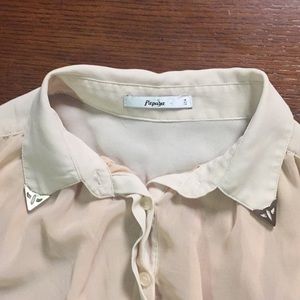 Sleeveless sheer blouse with gold collar tips